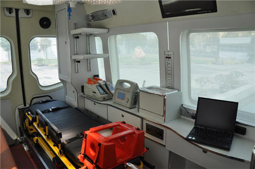 新宁县救护车内部